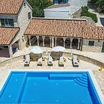 Holiday home Pet Friendly In *