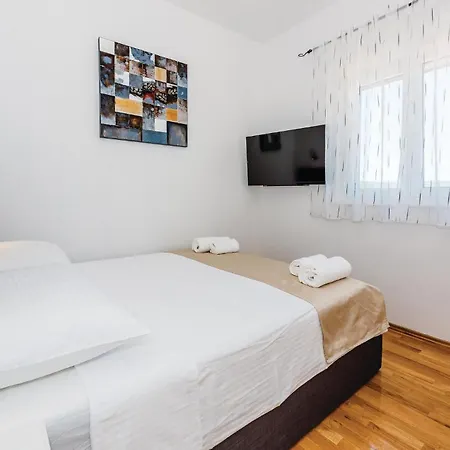 Pet Friendly In * Dubrava (Sibenik-Knin)